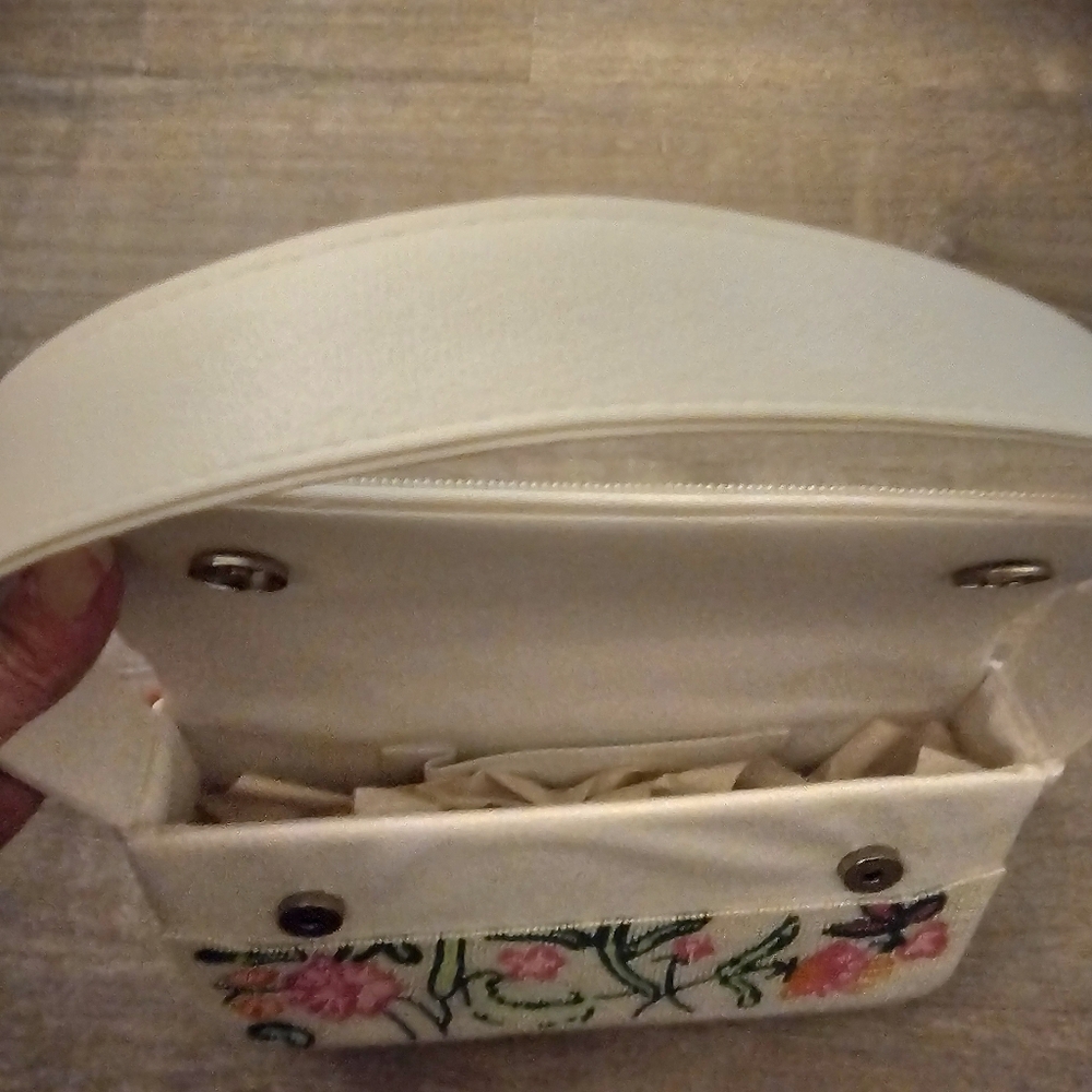 D’Margeaux Handcrafted White Floral Beaded shoulder bag - Picture 7 of 13